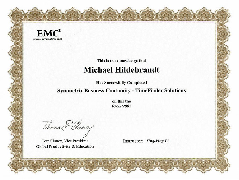 Urkunde mit goldener Umrandung, die bescheinigt, dass eine Person den Kurs Symmetrix Business Continuity - TimeFinder Solutions am 22.05.2007 erfolgreich abgeschlossen hat. Unterzeichnet von Tom Clancy, Vizepräsident, und dem Ausbilder Ting-Ying Li. Oben links das EMC²-Logo.