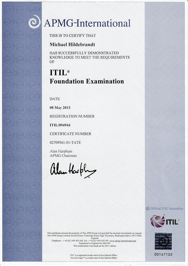 Zertifikat von APMG-International, das bestätigt, dass eine Person die ITIL Foundation Prüfung am 8. Mai 2013 bestanden hat. Es enthält Registrierungs- und Zertifikatsnummern sowie die Unterschrift des APMG-Vorsitzenden. Links ist ein blauer Streifen mit dem APMG-Logo, rechts unten das ITIL-Logo.